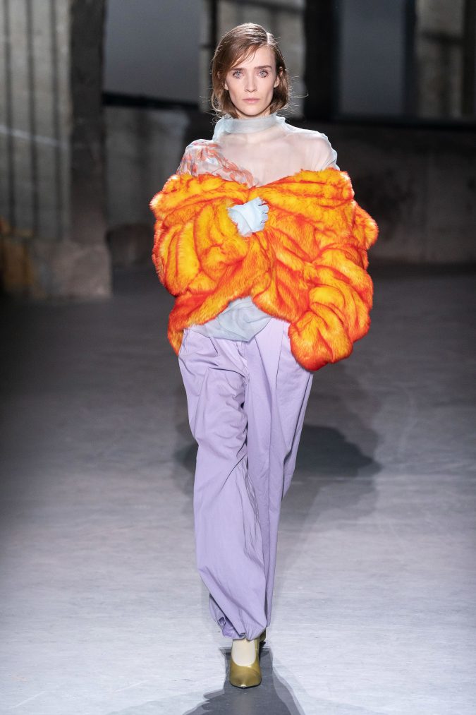 fall winter fashion 2020 faux fur Dries Van Noten +20 Fall Fashion Trends of Unusual Shoulders and Sleeves - 11