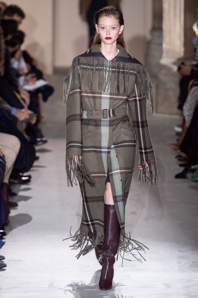fall winter fashion 2020 fringed coat Salvatore Ferragamo +20 Fall Fashion Trends of Unusual Shoulders and Sleeves - 6