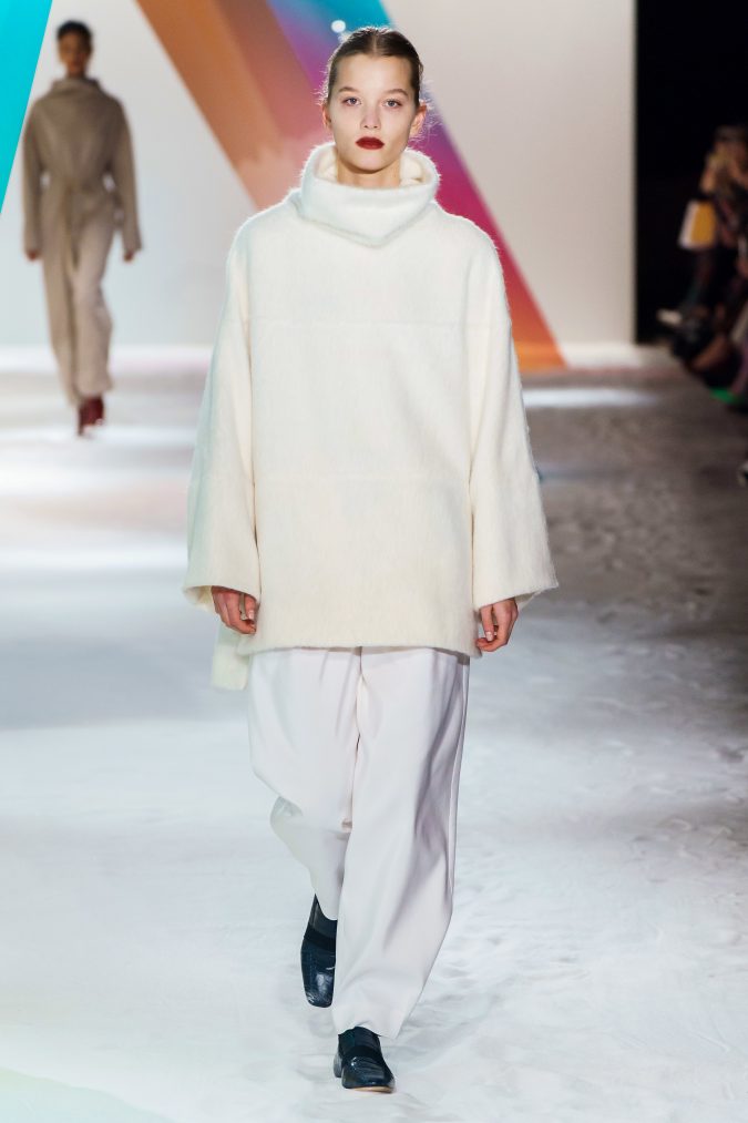 fall-winter-fashion-2020-lose-fitting-turtleneck-and-pants-roksanda-675x1013 60+ Retro Fashion Designs of Fall/Winter 2020 Inspired by the 80s and 90s
