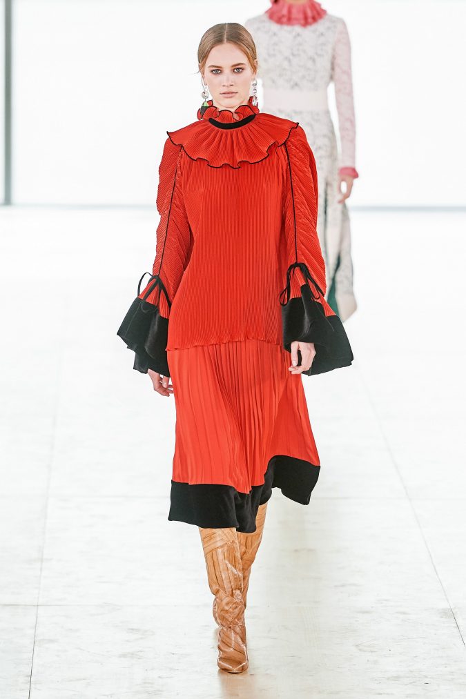 fall winter fashion 2020 ruffled collar pleated dress Tory Burch 90 Fall/Winter Fashion Ideas for a Perfect Combination of Vintage and Modern - 41