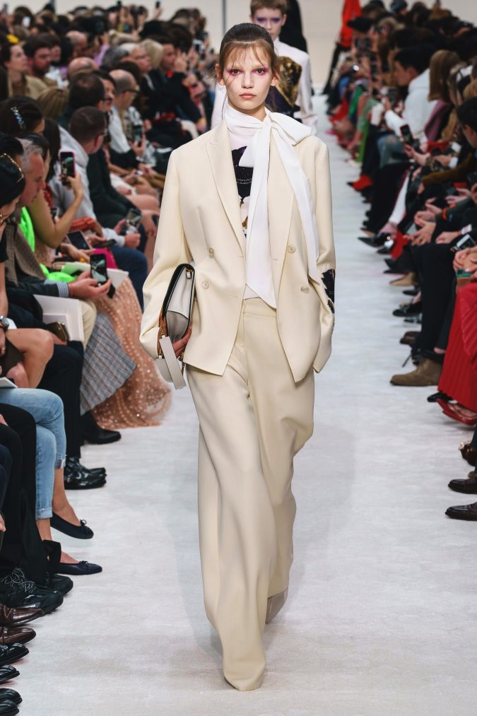 fall-winter-fashion-2020-slouchy-pantsuit-side-bow-Valentino-675x1013 90 Fall/Winter Fashion Ideas for a Perfect Combination of Vintage and Modern in 2020