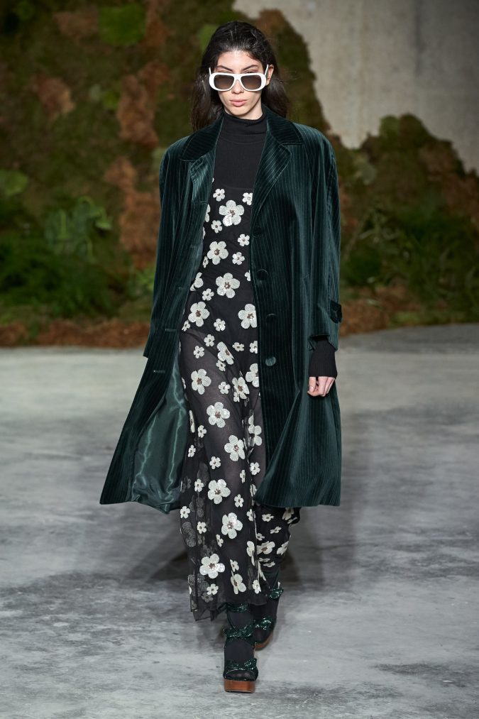 fall-winter-fashion-2020-velvet-coat-Alexa-Chung-675x1013 +80 Fall/Winter Fashion Trends for a Stunning Wardrobe in 2022