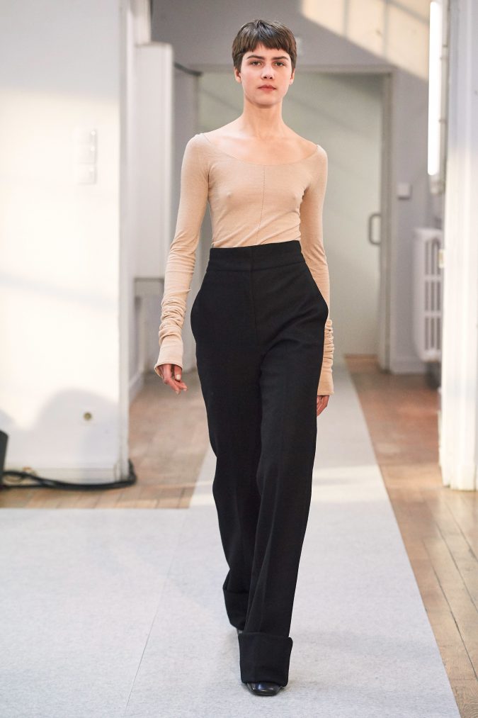 fall winter fashion 2020 wide leg pants Lemaire +20 Fall Fashion Trends of Unusual Shoulders and Sleeves - 8