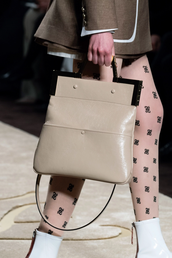 fall winter accessories 2020 Beige Tote Bag handbag Fendi 65+ Hottest Winter Accessories Fashion Trends - 9