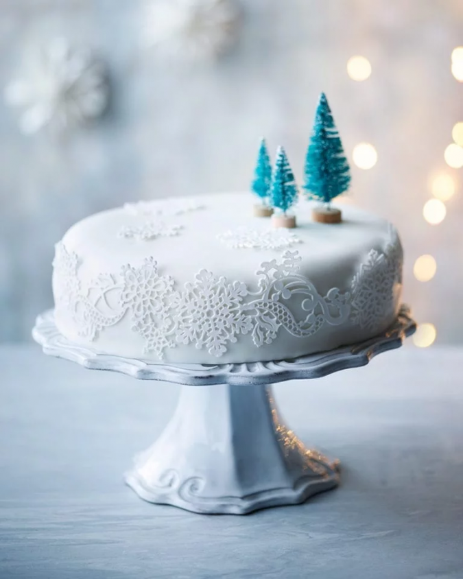 Christmas-cake-blue-decoration-675x844 16 Mouthwatering Christmas Cake Decoration Ideas 2022