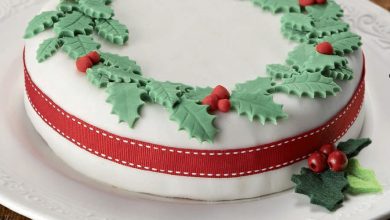 Christmas cake decoration wreath 2 1 16 Mouthwatering Christmas Cake Decoration Ideas - 205
