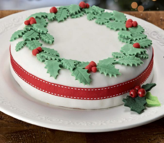 Christmas-cake-decoration-wreath-2-1-675x589 16 Mouthwatering Christmas Cake Decoration Ideas 2021