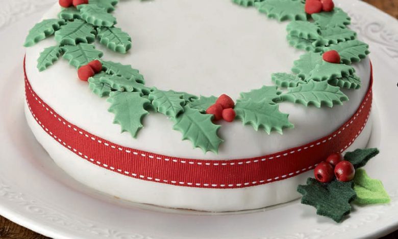 Christmas cake decoration wreath 2 1 16 Mouthwatering Christmas Cake Decoration Ideas - Christmas Cake Decorations 1