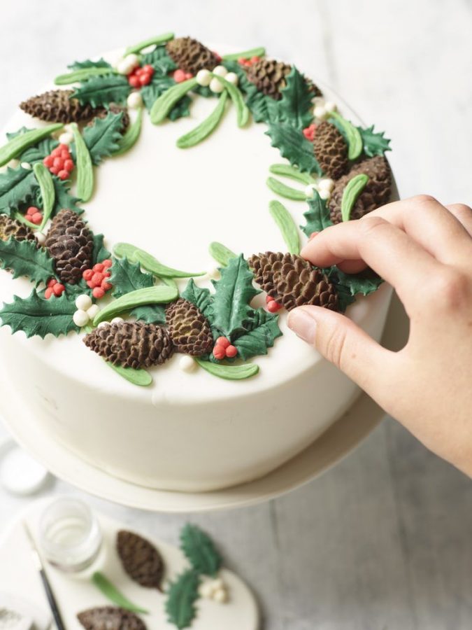 Christmas-cake-decoration-wreath-675x900 16 Mouthwatering Christmas Cake Decoration Ideas 2022