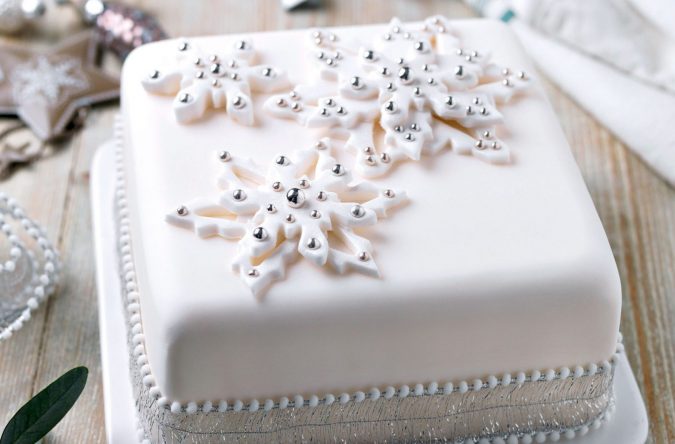 Snowflake-Christmas-cake-decoration-675x444 16 Mouthwatering Christmas Cake Decoration Ideas 2021
