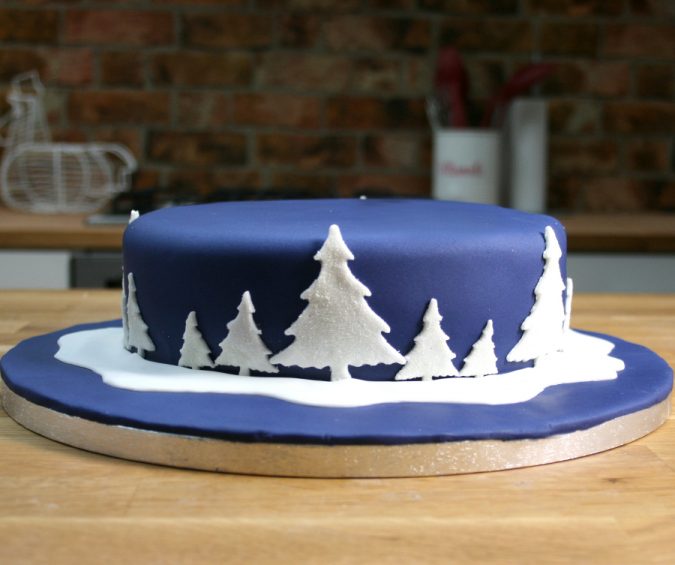 blue Christmas cake decoration e1577287656461 16 Mouthwatering Christmas Cake Decoration Ideas - 2