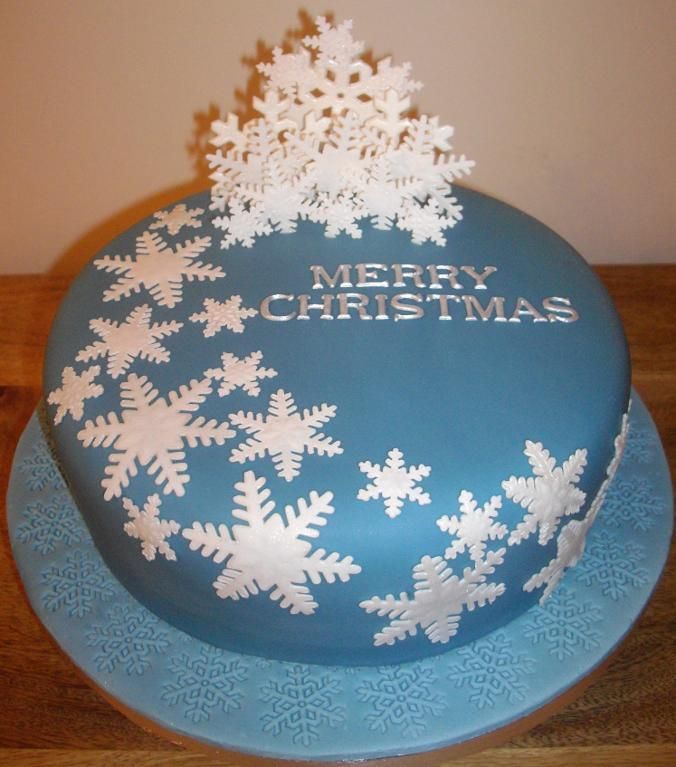 blue-Christmas-decoration 16 Mouthwatering Christmas Cake Decoration Ideas 2022