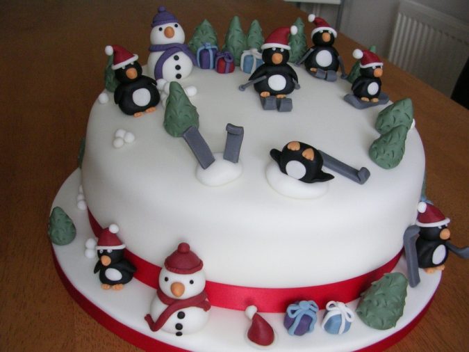 christmas-cake-Snowmen-and-penguins-675x506 16 Mouthwatering Christmas Cake Decoration Ideas 2022