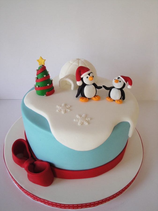 christmas cake decoration tree penguins 16 Mouthwatering Christmas Cake Decoration Ideas - 16
