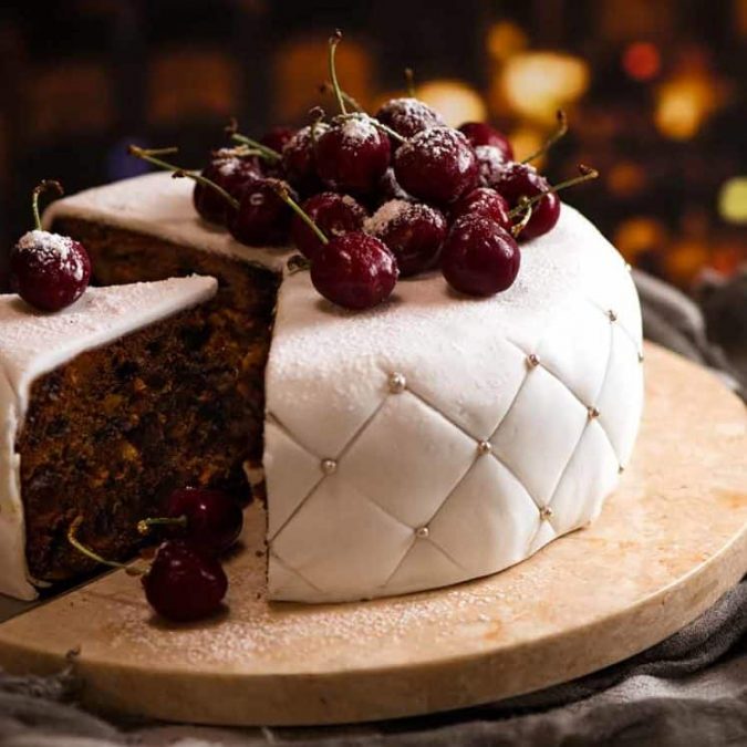 christmas chocolate cake white icing 3 16 Mouthwatering Christmas Cake Decoration Ideas - 12