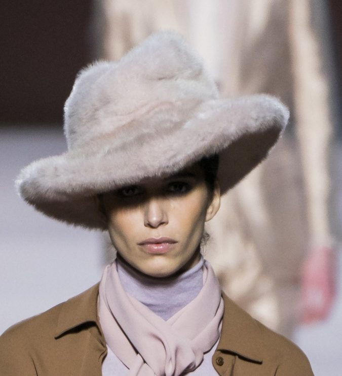 fall-winter-fashion-2020-fur-hat-Tom-Ford-675x741 Top 10 Elegant Women’s Hat Trends For Winter 2022