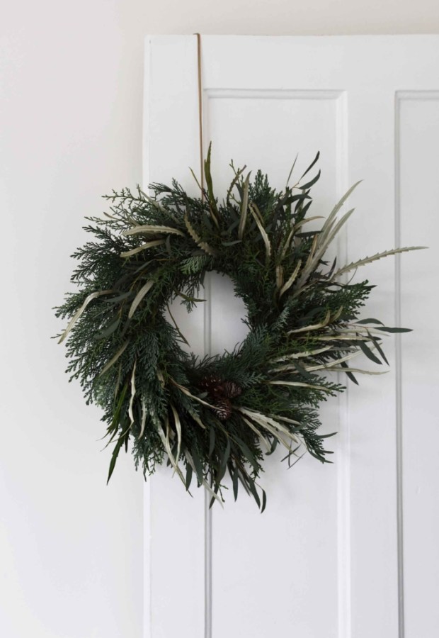 minimalist christmas garland wreath 50+ Hottest Christmas Decoration Ideas - 46