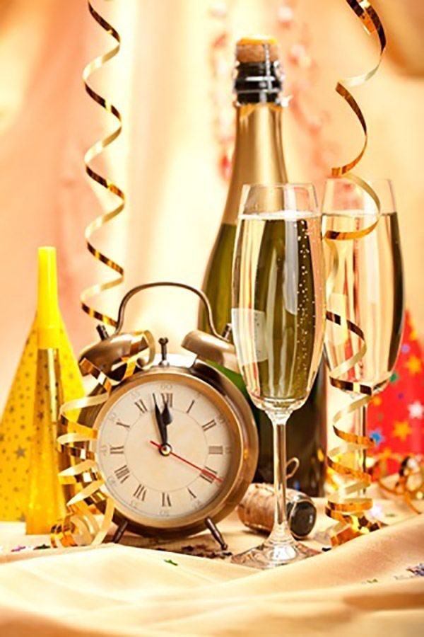 new year party champagne 10 Breathtaking New Year’s Eve Party Decoration Trends - 24