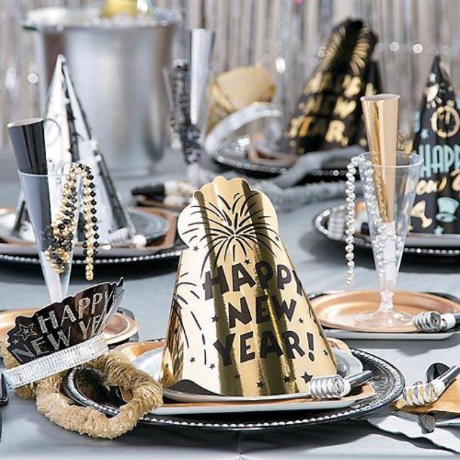 new years eve dinner table hats 10 Breathtaking New Year’s Eve Party Decoration Trends - 32