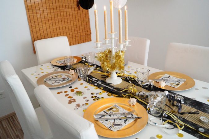 new yearseve dinner table decoration 10 Breathtaking New Year’s Eve Party Decoration Trends - 14