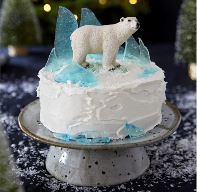 polar bear christmas cake e1577292980328 16 Mouthwatering Christmas Cake Decoration Ideas - 23