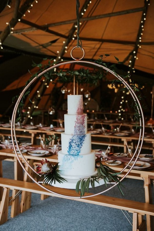 wedding-cake-display-ideas-with-hanging-hoop 16 Mouthwatering Christmas Cake Decoration Ideas 2022