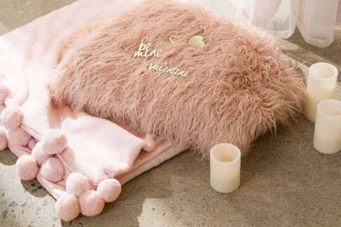 fur decor 30+ Most Creative Valentine’s Day Ideas & Trends - 29