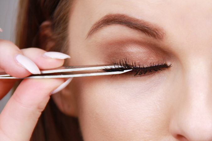 apply Using false lashes 15 Most Fabulous Makeup Trends to Be More Gorgeous - 30