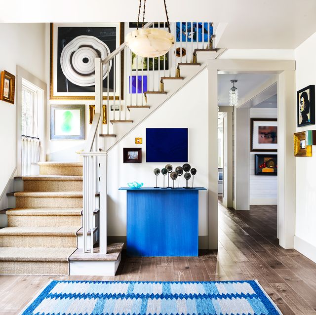 8 Trendy Hallway Decor Ideas to Revamp Your Home 9 hallway decor pictoral art 8 Trendy Hallway Decor Ideas to Revamp Your Home - 9