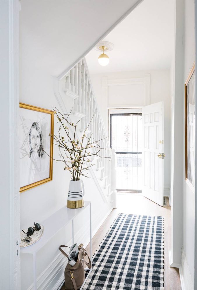 hallway-decor-picture-frames-1-675x993 8 Trendy Hallway Decor Ideas to Revamp Your Home