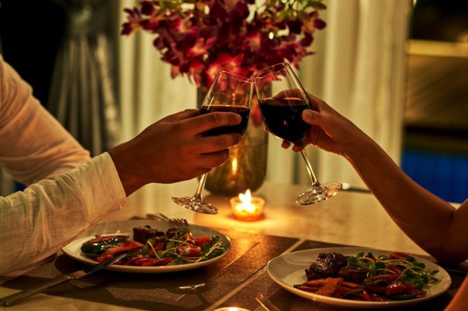 romantic dinner 4 Signs of a Cheating Husband - 5