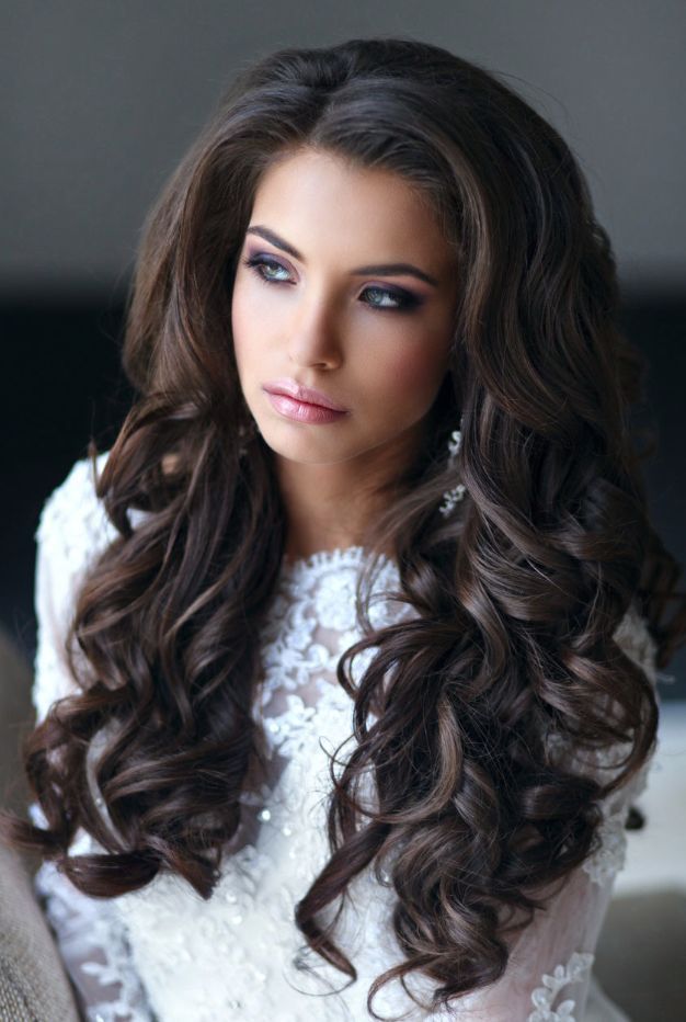 25 Best Trendy Hairstyles for Women over 40 to Look Younger 59 Huge voluminous curl. 25 Best Trendy Hairstyles for Women over 40 to Look Younger - 59