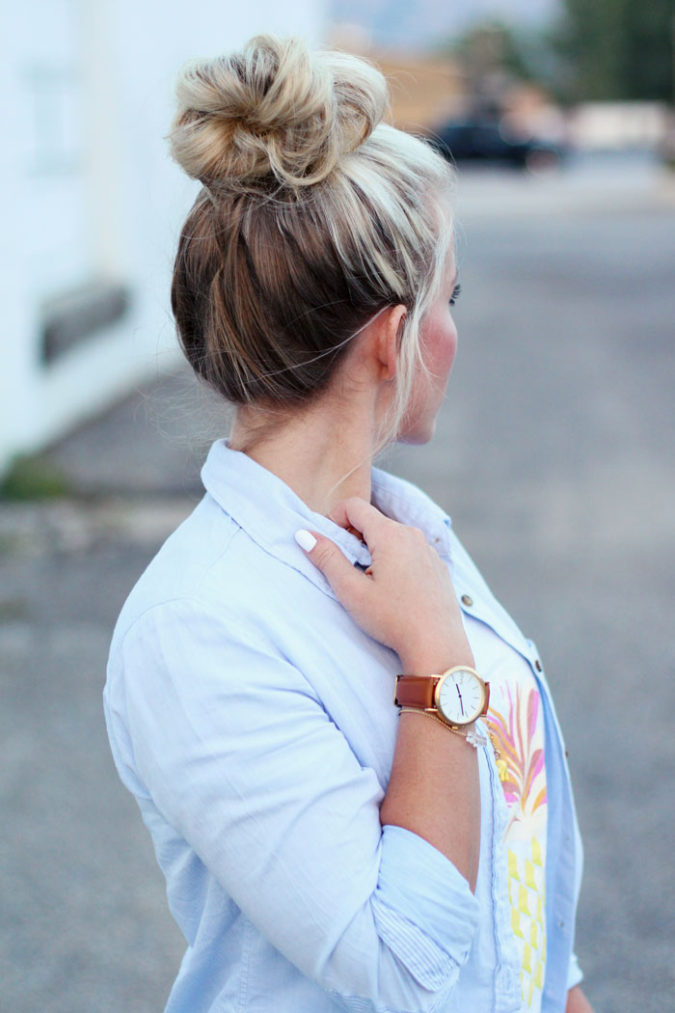 Neat-top-hair-bun.-2-675x1013 20 Most Trendy Hairstyles for Women over 40 to Look Younger
