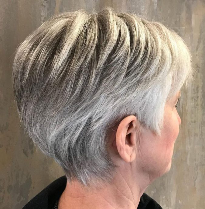 The-neat-feathered-gray-hair-pixie-1-675x686 15 Beautiful Gray Hairstyles that Suit All Women Over 50