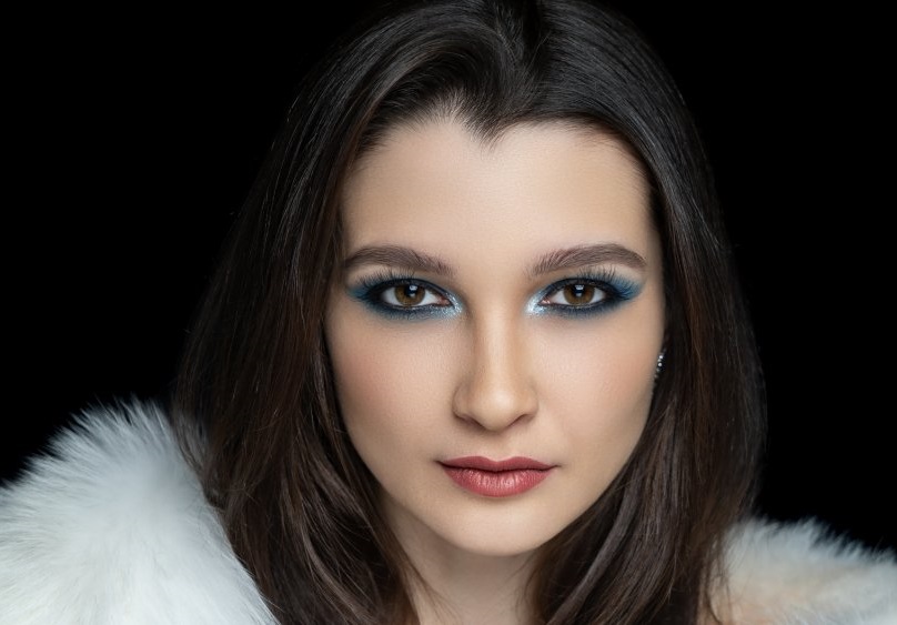 blue eye shadow Outdated Beauty and Makeup Trend