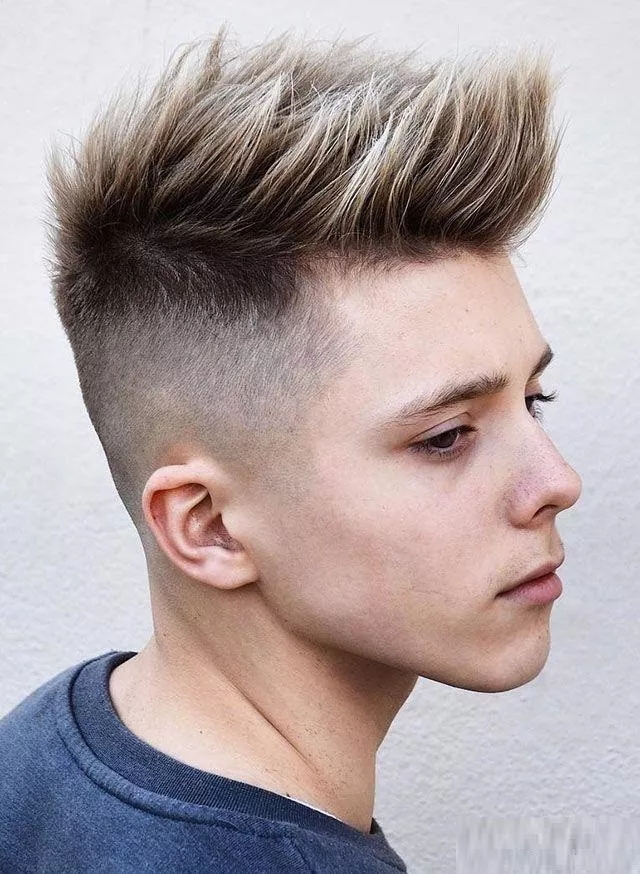 The textured spikes Top 10 Hottest Hairstyles To Suit Men With Round Faces - 23