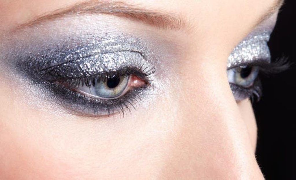 Top 10 Outdated Beauty and Makeup Trends to Avoid 8 Eye glitters trend