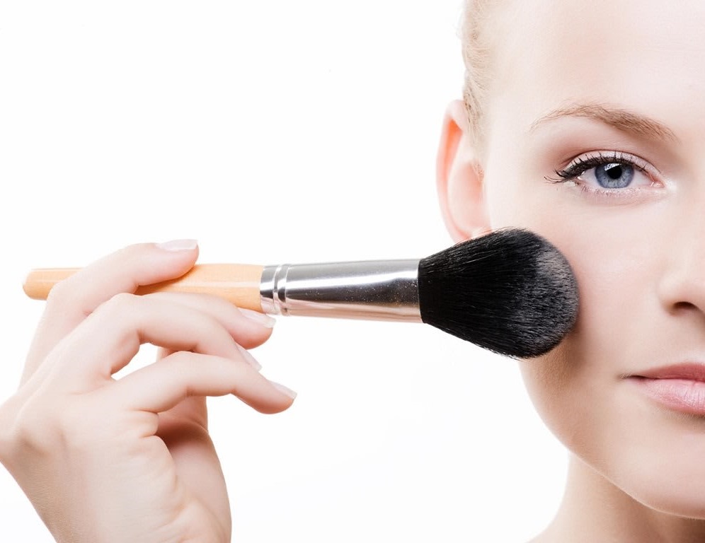 Using-powder 10 Tips for Gorgeous Natural Makeup Looks in 2021