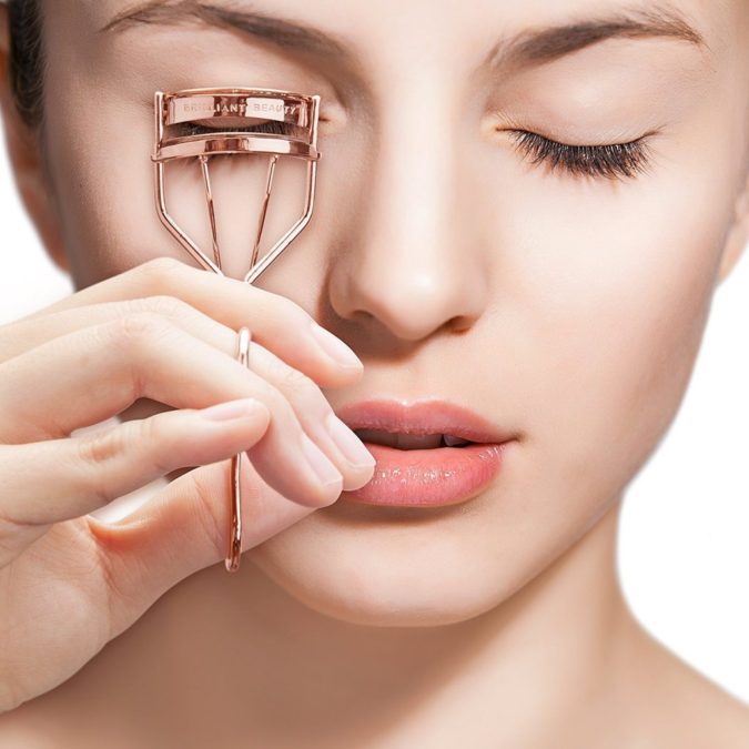 eyelashes curler How to Get Natural "No-Makeup" Makeup Look for Work (Step by Step) - 6