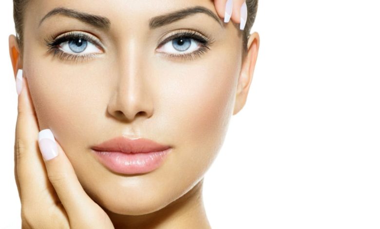 10 Tips for Gorgeous Natural Makeup Looks 1 perfect skin 1 10 Tips for Gorgeous Natural Makeup Looks - applying make-up 1
