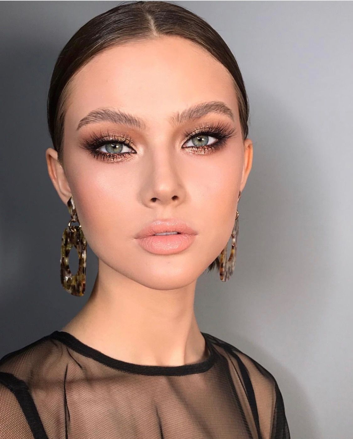 Basic-and-easy-Smokey-Eye-with-glitter-in-the-middle-2 60+ Hottest Smokey Eye Makeup Looks in 2022