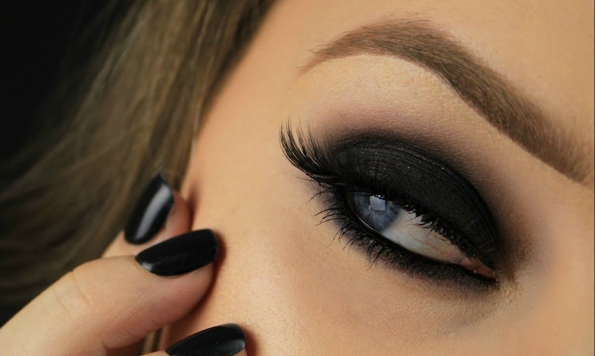 Black-Smokey-Eye-Makeup 60+ Hottest Smokey Eye Makeup Looks in 2022