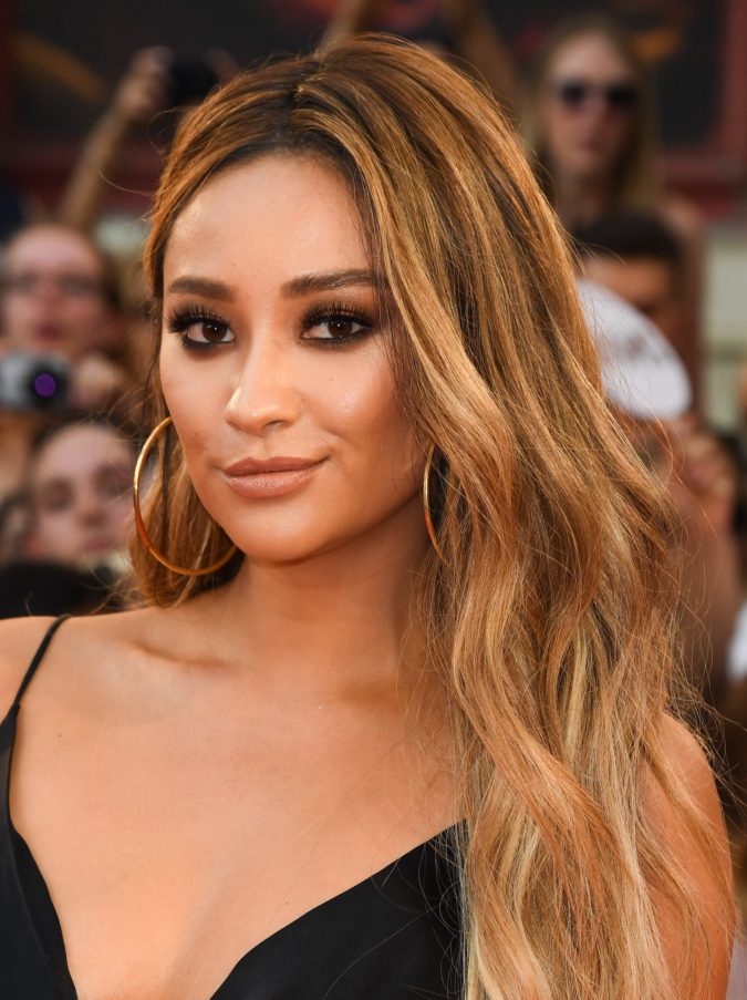 +35 Hottest Hair Color Trends for Dark-Skinned Women 31 Caramel Ombre.. 1 +35 Hottest Hair Color Trends for Dark-Skinned Women - 31