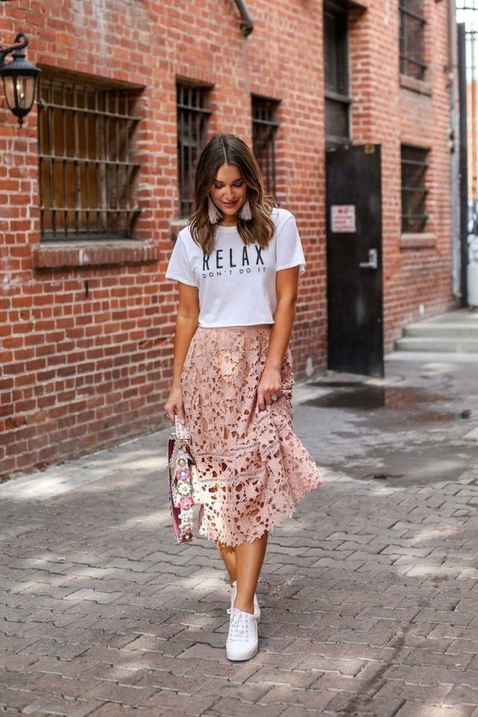 Skirt and T shirt 1 120+ Fashion Trends and Looks for College Students - 5