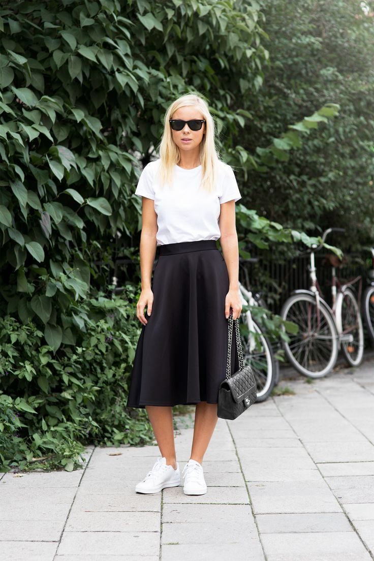 Skirt and T shirt.. 120+ Fashion Trends and Looks for College Students - 1