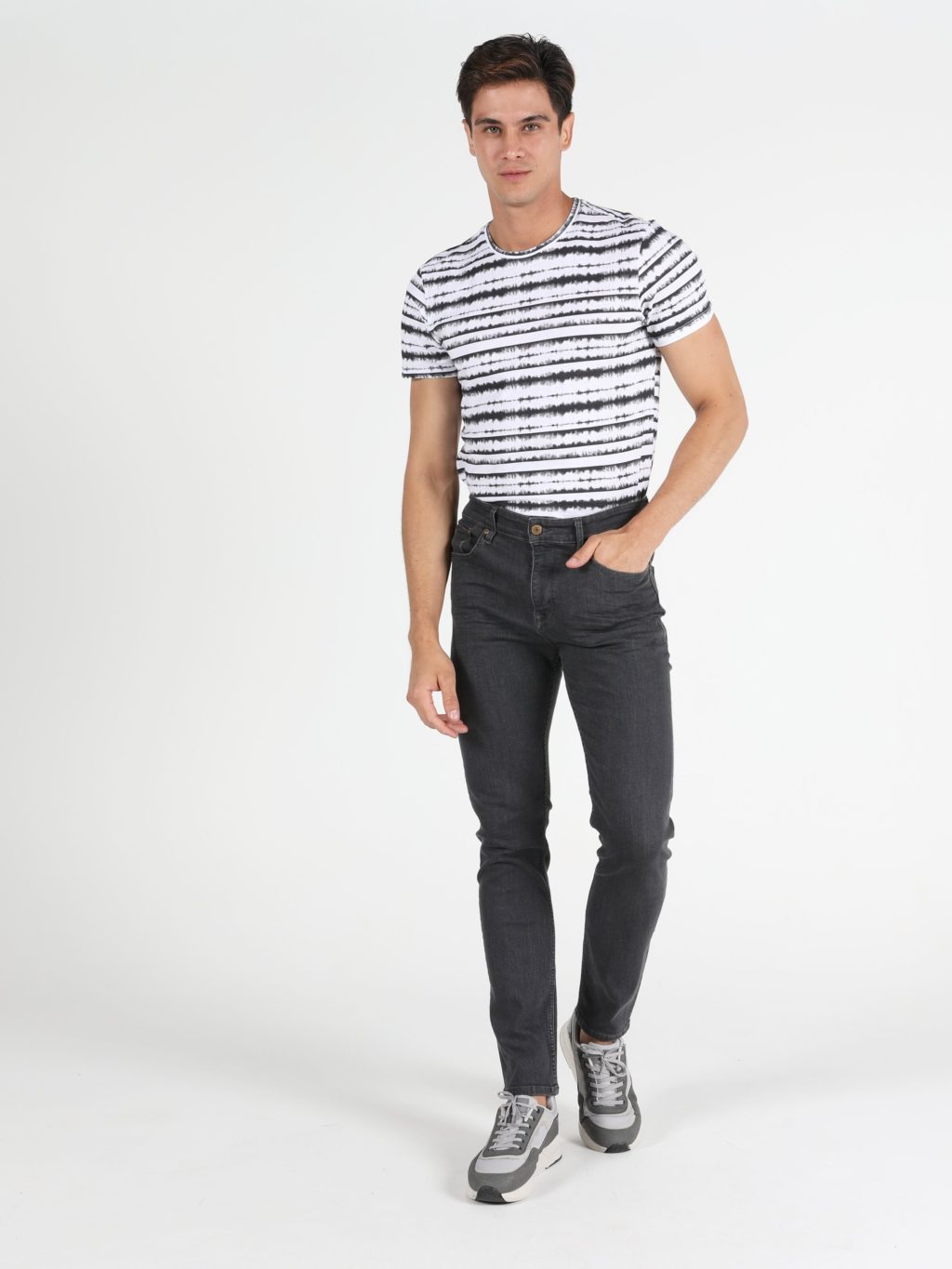 120+ Fashion Trends and Looks for College Students 2 T shirt and jean trousers 120+ Fashion Trends and Looks for College Students - 2