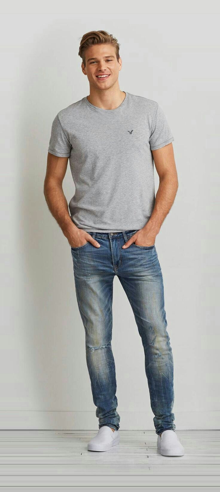 120+ Fashion Trends and Looks for College Students 1 T shirt and jean trousers. 120+ Fashion Trends and Looks for College Students - 1