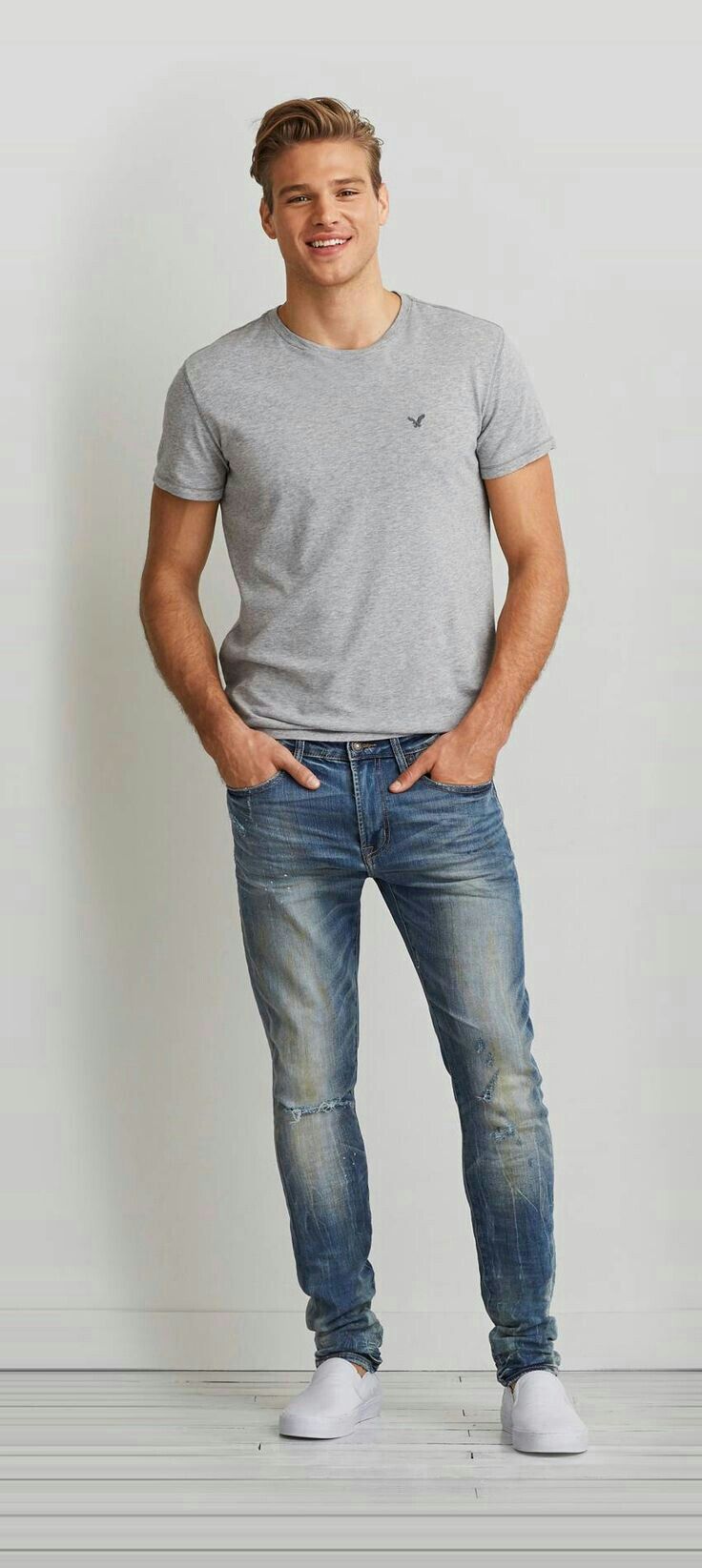 T shirt and jean trousers. 120+ Fashion Trends and Looks for College Students - 1