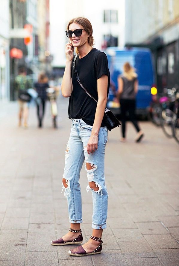 Torn jean and T shirt 4 120+ Fashion Trends and Looks for College Students - 4
