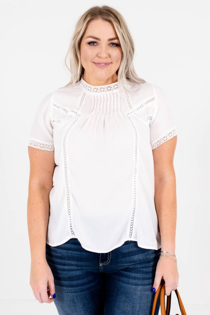 Body fitted blouse. 115+ Elegant Work Outfit Ideas for Plus Size Ladies - 3
